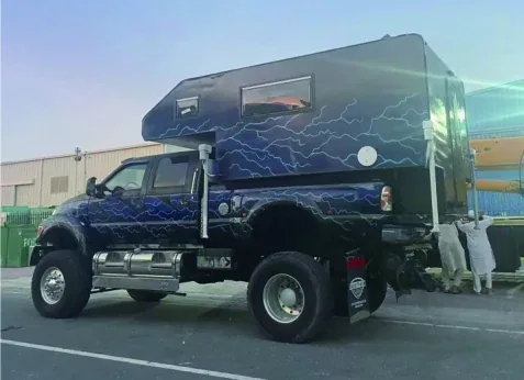 Heavy-duty pickup fitted with the TUYU T5 residence camper at camp